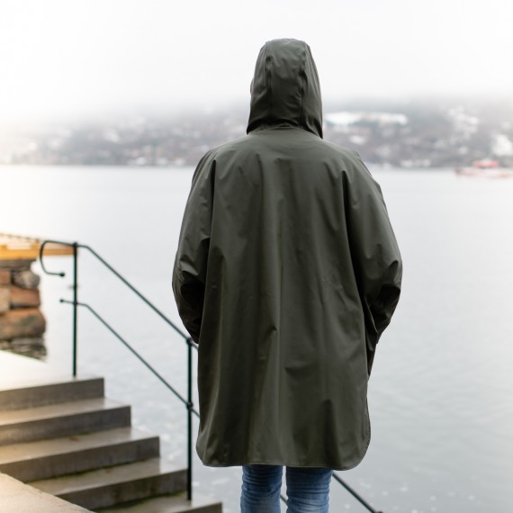 Regn-poncho med hette. Olivengrønn