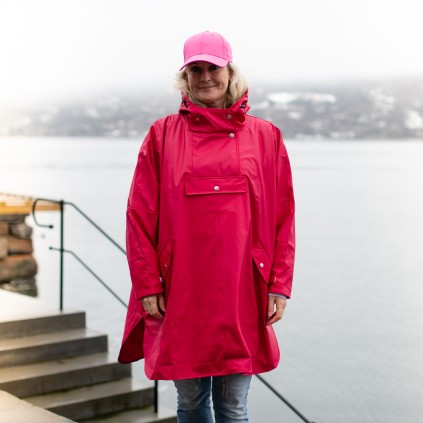 Regn-poncho med hette. Rød