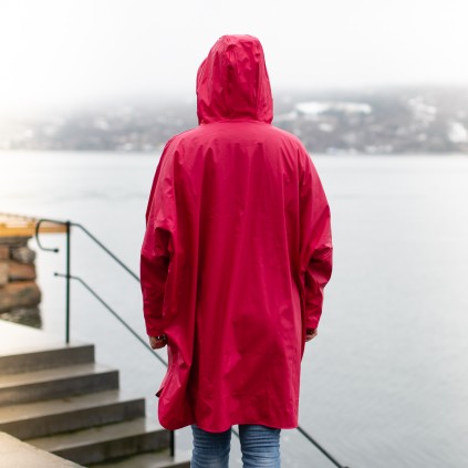 Regn-poncho med hette. Rød
