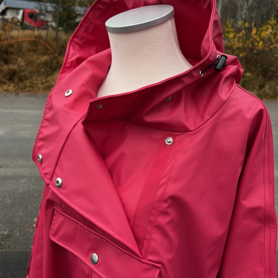 Regn-poncho med hette. Rød