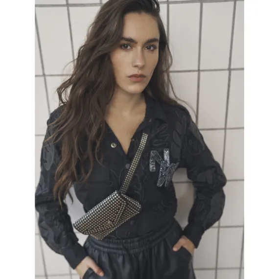 NÜ. AKIA BELTBAG. Svart