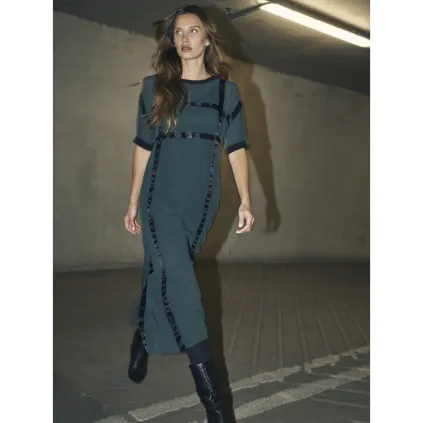 NÜ.BILLIE kjole. Petrol green mix